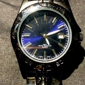 Stainless n water resistance watch in pretty good condition..